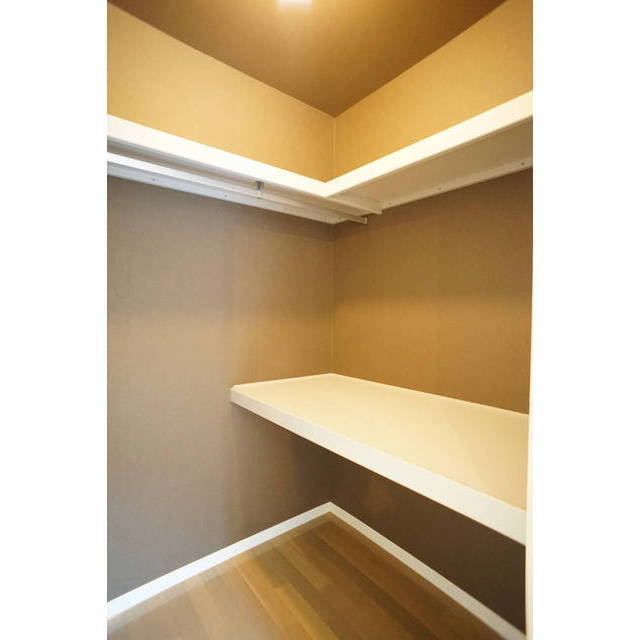 収納　奥行きのあるウォークインクローゼットです♪