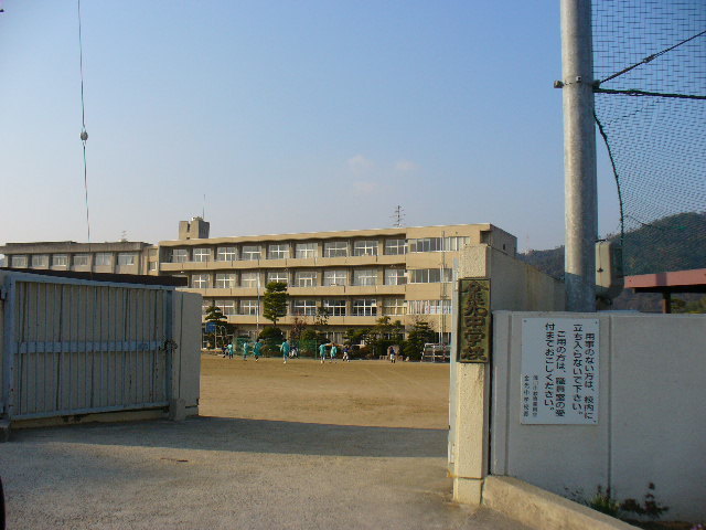 中学校　浅口市立金光中学校（中学校）まで669m