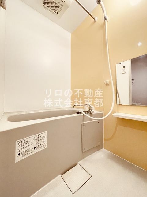 バス・シャワールーム　清潔感のある浴室で、１日の疲れを癒しリラックスできます。