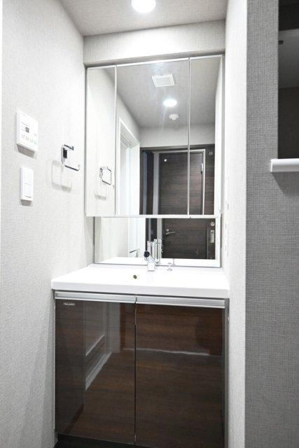 洗面設備　独立洗面台あり、毎朝おしゃれに忙しい女性の方におすすめです