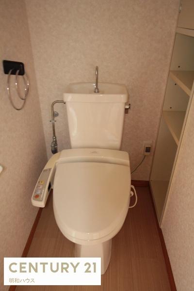 トイレ　収納の棚付きトイレです！