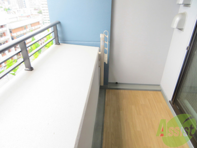 バルコニー　バルコニーです。床が木目調でキレイ。素敵です。