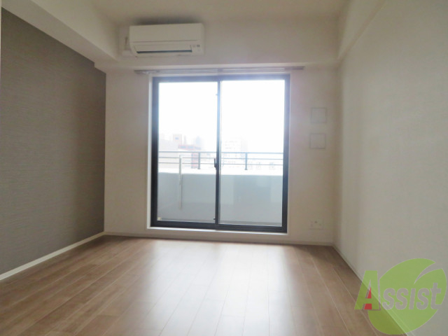 居室・リビング　７帖の洋室です。広々として、きれいですね。