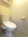 トイレ　温水洗浄便座付きのトイレです。