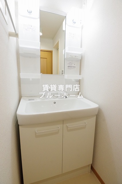 洗面設備　洗面所も収納豊富！