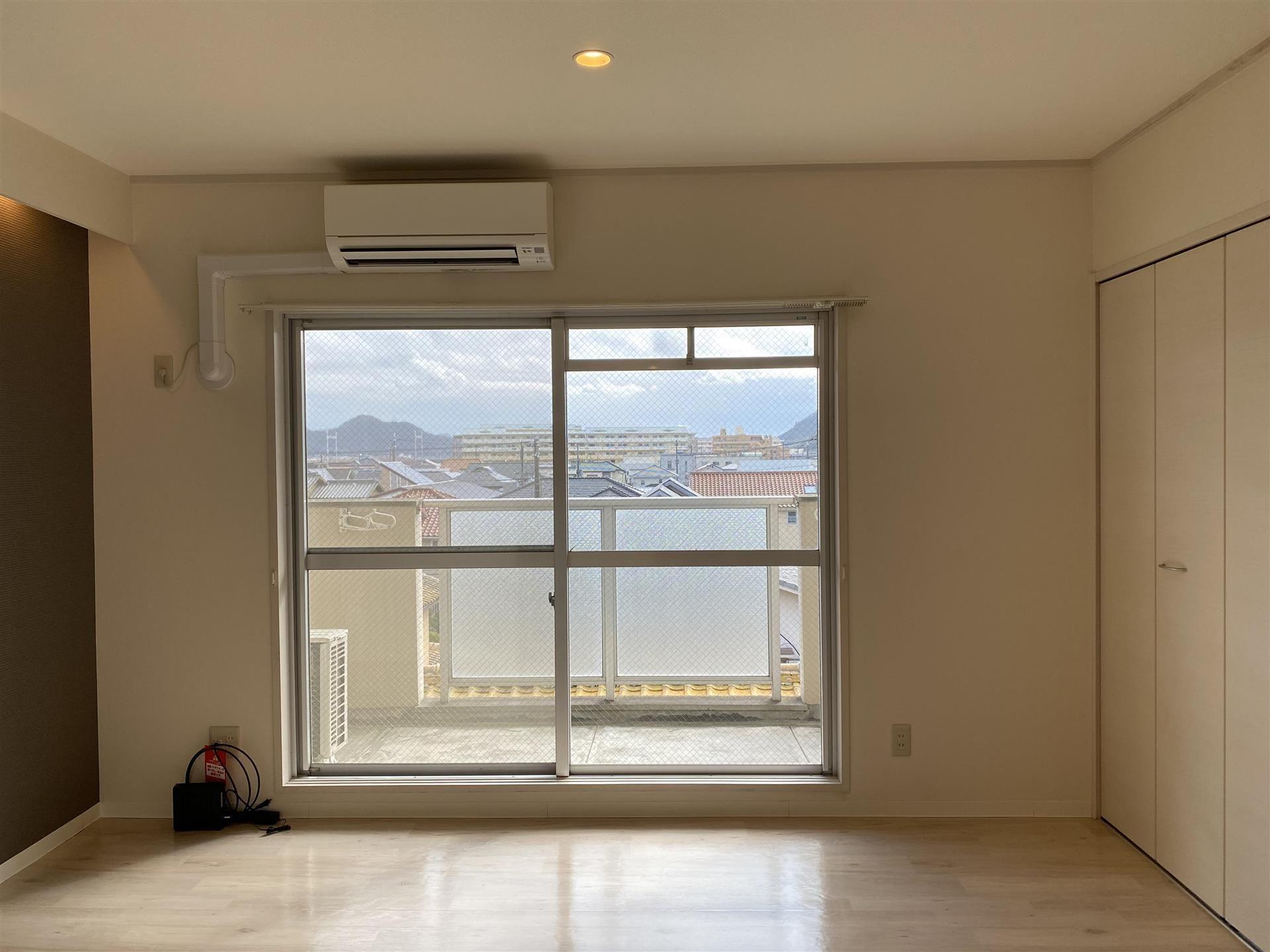 居室・リビング　日当たり良く明るい室内です。