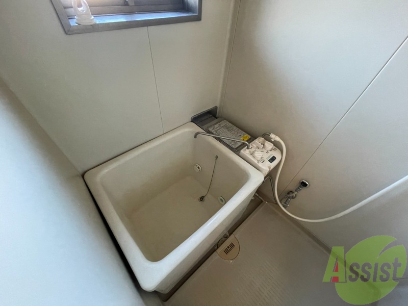 バス・シャワールーム　バスルームは狭すぎず、シャワーも浴びやすそうです。