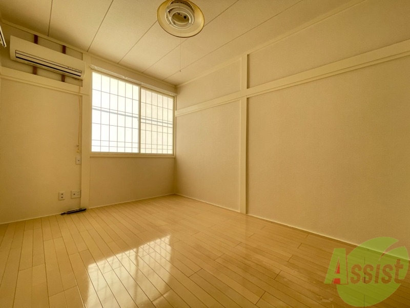 その他部屋・スペース　別の角度から洋室を撮影しました。落ち着きのある空間です。