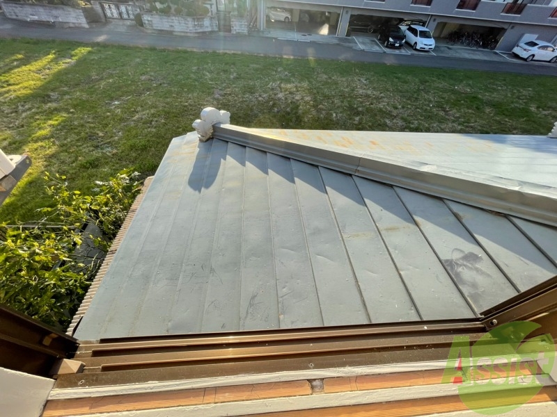 バルコニー　静かな住宅街の雰囲気と、緑が楽しめる眺望となっております。