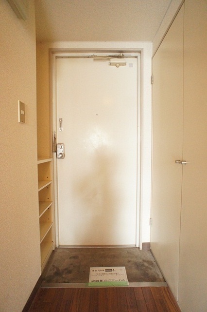 玄関　玄関には下駄箱があるのでスッキリとした空間を保てます