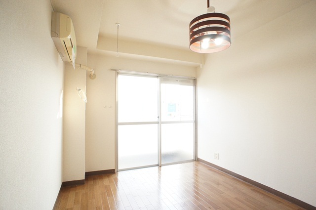 居室・リビング　木目調のクッションフロアは清潔でやわらかい雰囲気です