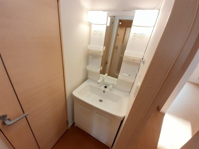 洗面設備　明るい洗面所です