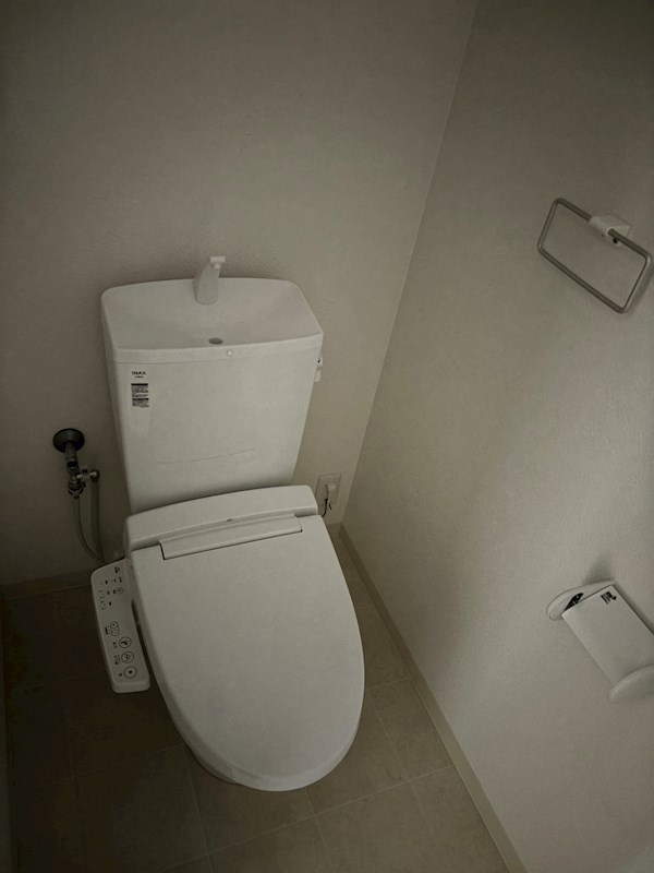 トイレ　トイレは快適な温水洗浄便座付き