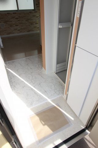 玄関　同タイプ参考写真です。