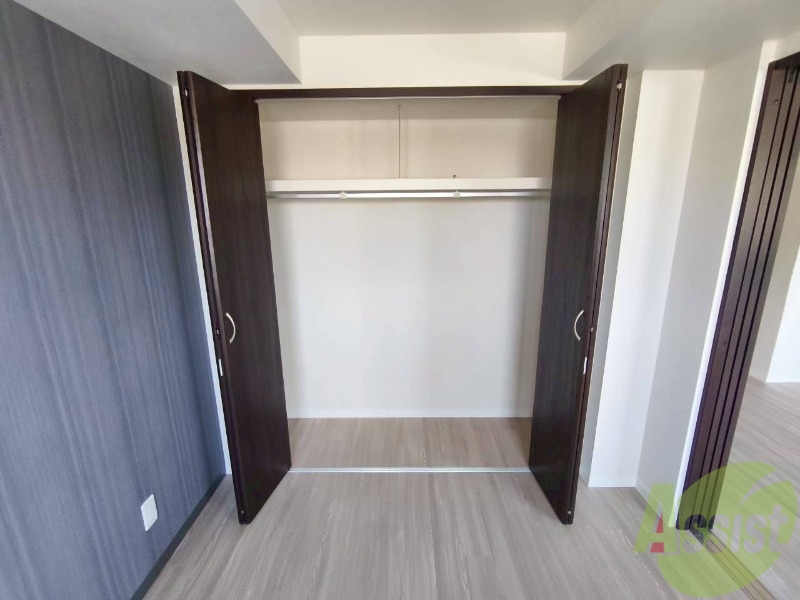 収納　こちらの収納にはハンガーをかけて服もしまえますね。