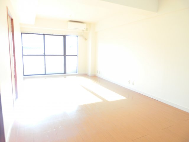 居室・リビング　※同タイプの別の部屋の写真です。