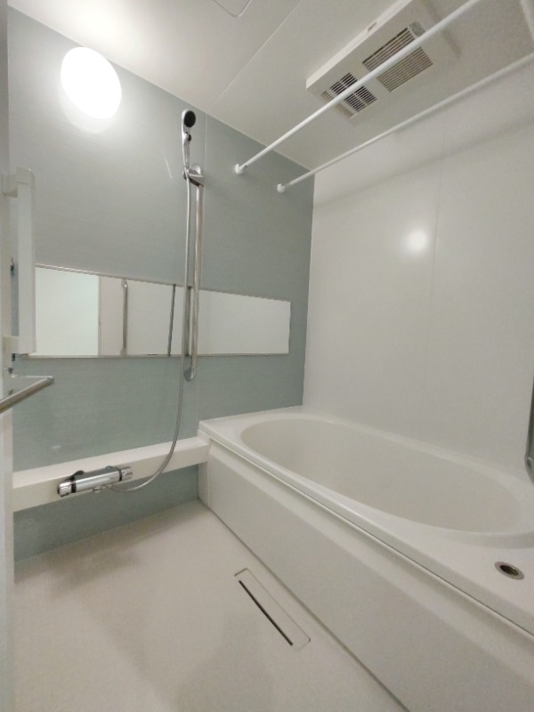 バス・シャワールーム　パネルがおしゃれな清潔感のあるお風呂です