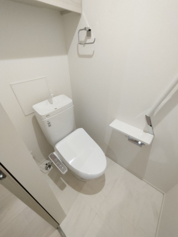 トイレ　白を基調としたトイレです