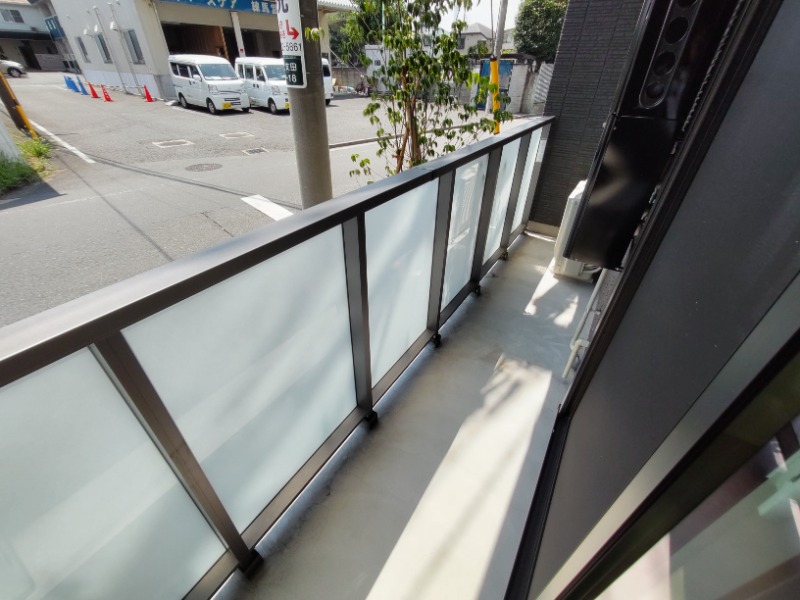 バルコニー　洗濯物が十分干せそうなスペースがございます