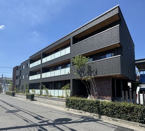 建物外観　重厚感のあるおしゃれな外観の築浅シャーメゾンです