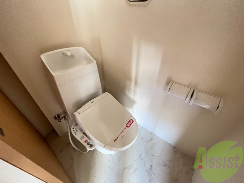トイレ　温水洗浄便座なので快適に使用できそうですね。