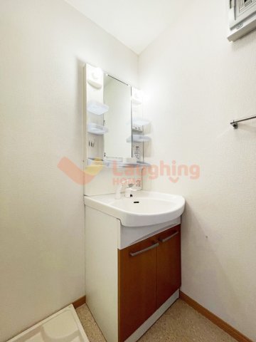 洗面設備　独立洗面台あり、毎朝おしゃれに忙しい女性の方におすすめです