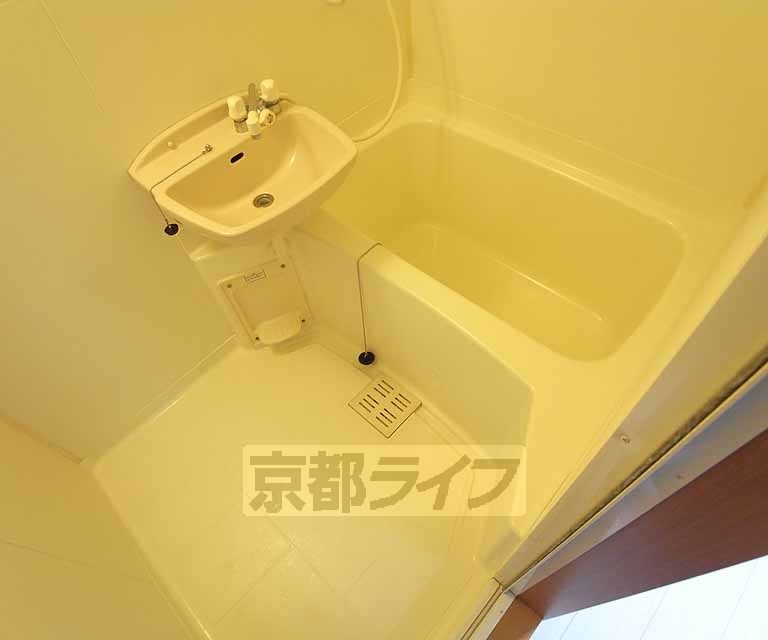 バス・シャワールーム　ゆったり寛げそうなお風呂ですね。