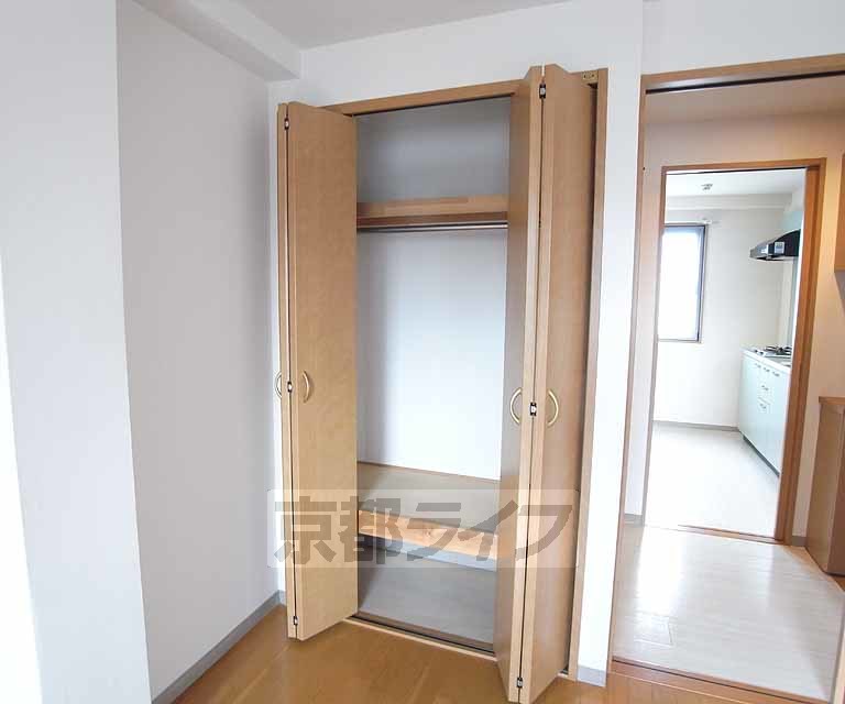 収納　棚付きで便利なクローゼットですね。