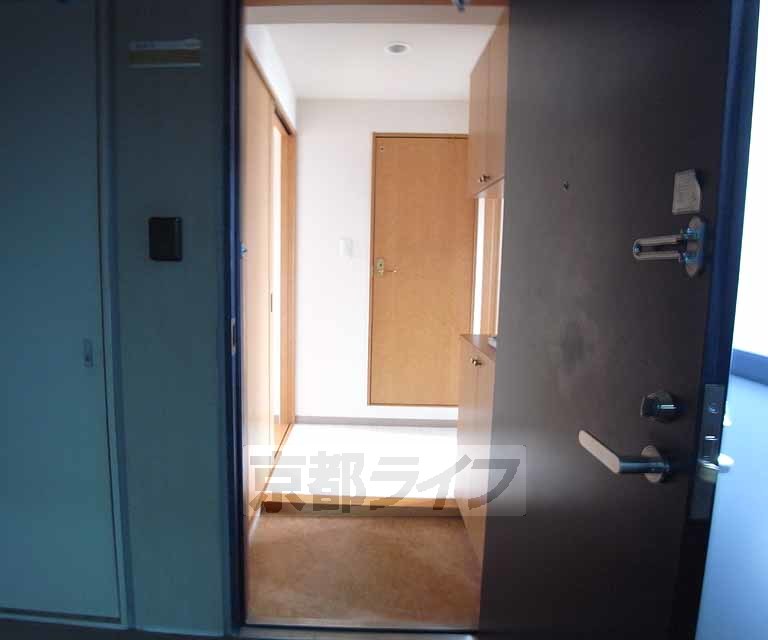 玄関　玄関からお部屋が見られることもなく安心ですね。