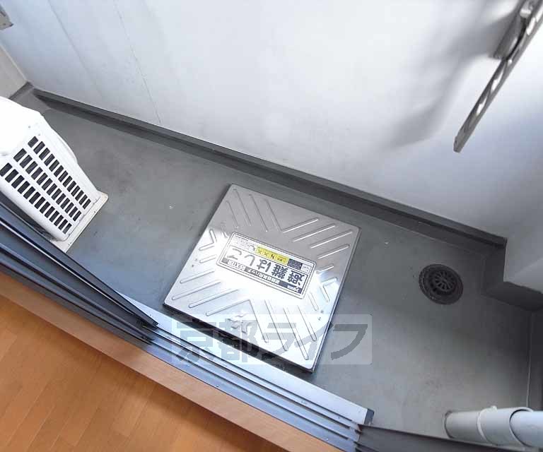 バルコニー　物干し竿が置けるベランダですね。