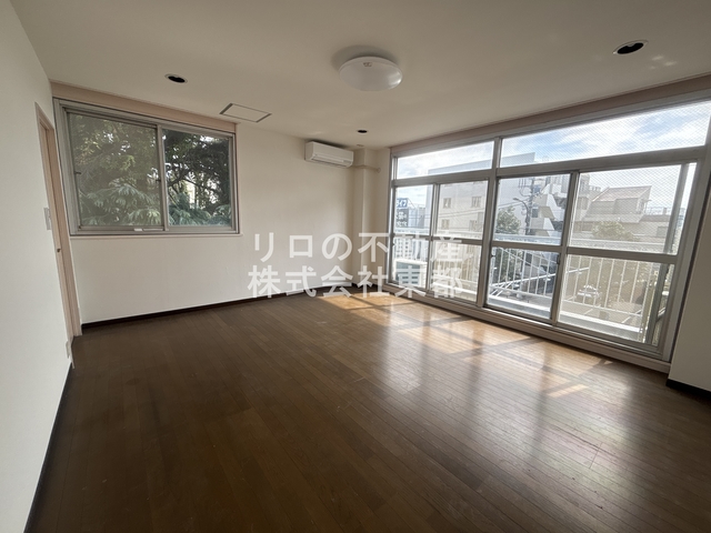 居室・リビング　２面採光なので、明るく風通しのよい過ごしやすいお部屋です♪