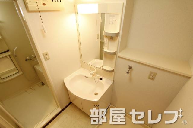 洗面設備　きれいな洗髪洗面化粧台です。