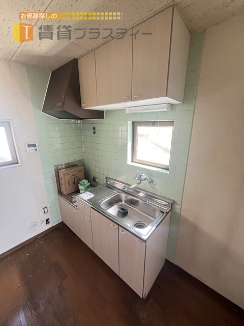 キッチン　窓もあって通気性良好のキッチンスペースです。