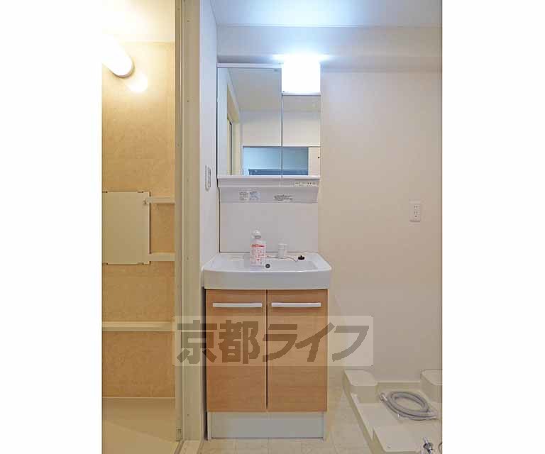 洗面設備　綺麗な洗面台です。