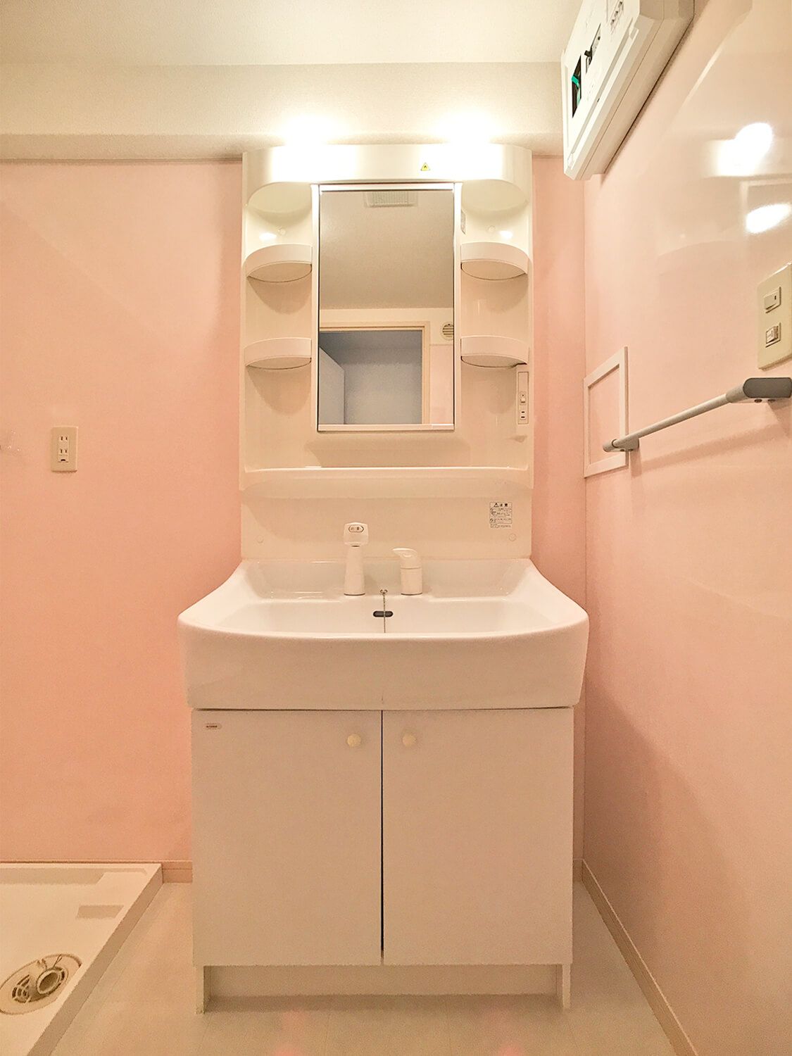 洗面設備　独立洗面台あり、毎朝おしゃれに忙しい女性の方におすすめです