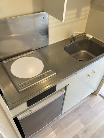 キッチン　ミニ冷蔵庫付のキッチン