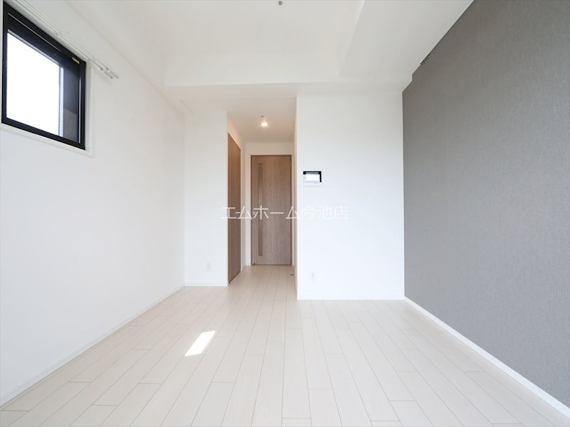 その他　洋室7.6帖　エアコン付　バルコニーに面しています