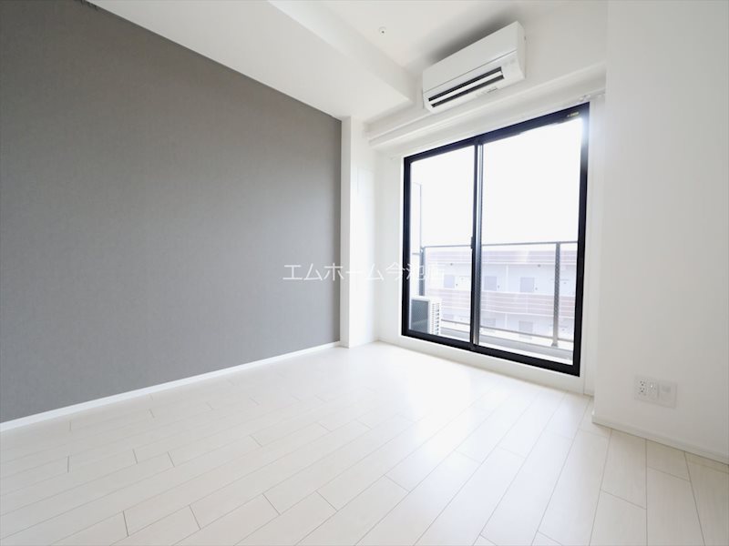 バルコニー　洋室7.6帖　エアコン付　バルコニーに面しています