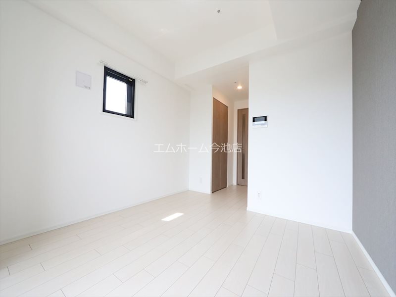 居室・リビング　洋室7.6帖　エアコン付　バルコニーに面しています