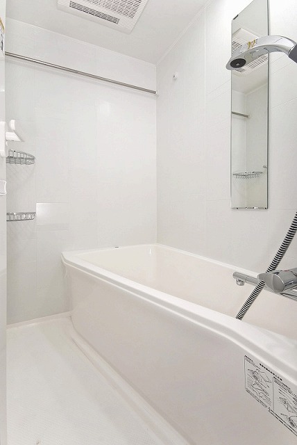 バス・シャワールーム　足が伸ばせるバスタブ