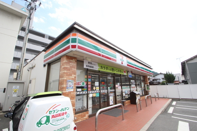 コンビニ　セブンイレブン広島上小田店（コンビニ）まで558m