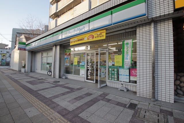 コンビニ　ファミリーマート　いりなか駅ビル店（コンビニ）まで56m