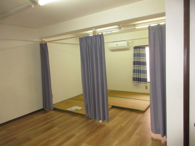 その他　カーテンで、仕切っています。