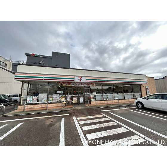 コンビニ　セブンイレブン小矢部市役所前店（コンビニ）まで651m