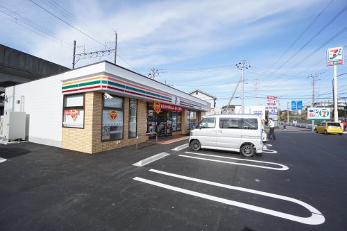 コンビニ　セブンイレブン小金沢坂下店（コンビニ）まで717m