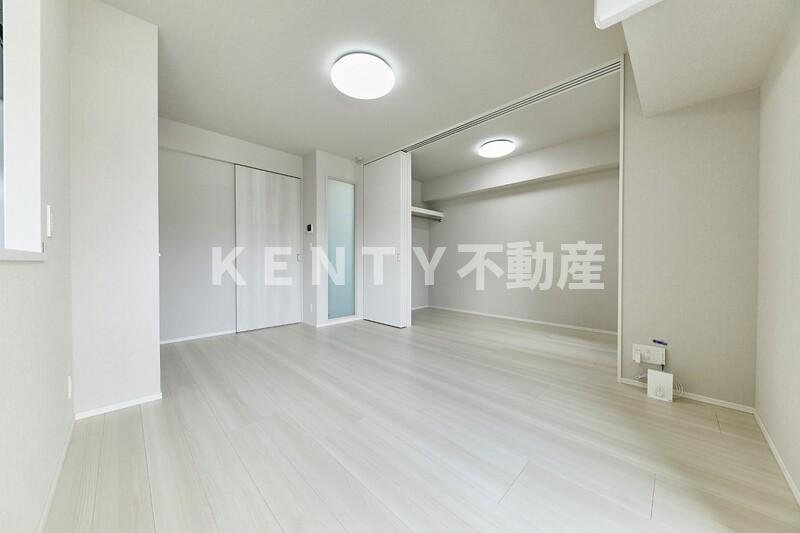 その他部屋・スペース　落ち着いた色調の寝室です