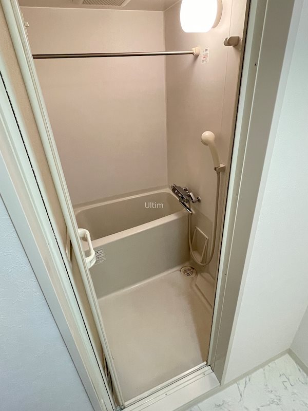 バス・シャワールーム　※同タイプの他のお部屋です