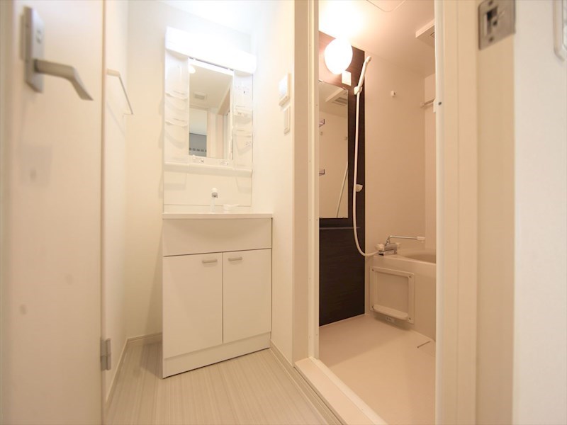 洗面設備　脱衣所　独立洗面台（シャンプードレッサー付）収納スペース有