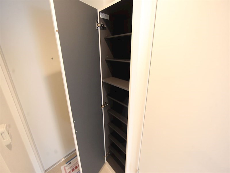 玄関　玄関　シューズボックス付（収納充実してます）