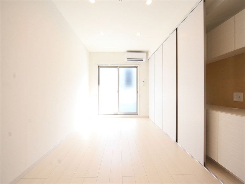 バルコニー　洋室7.5帖　エアコン完備　収納充実　南向きバルコニー